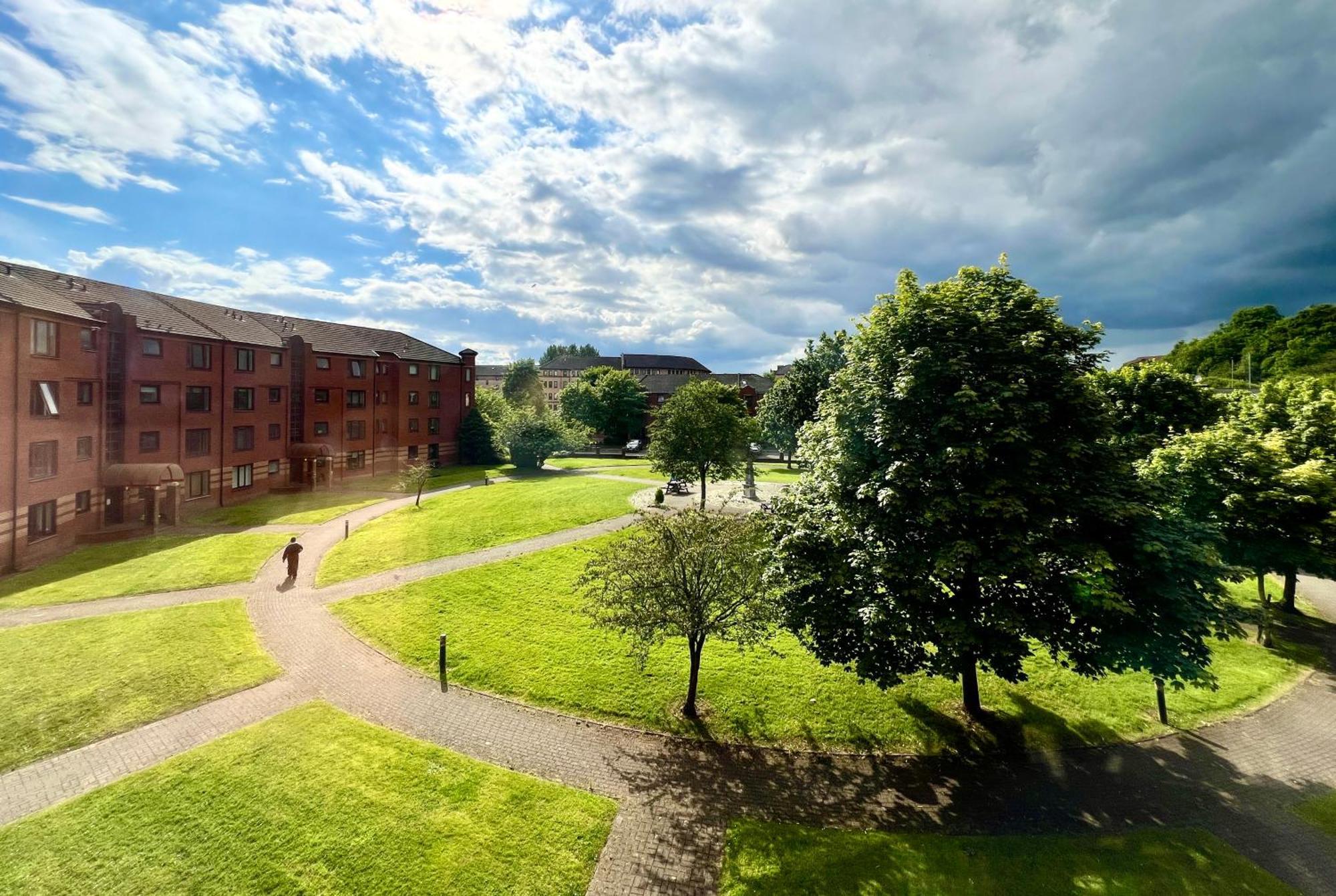 Spacious 2 Bed-Flat In Glasgow City - Free Parking Exterior photo